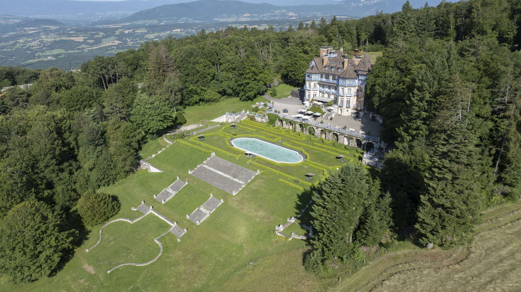 Château des Avenières - Exterior