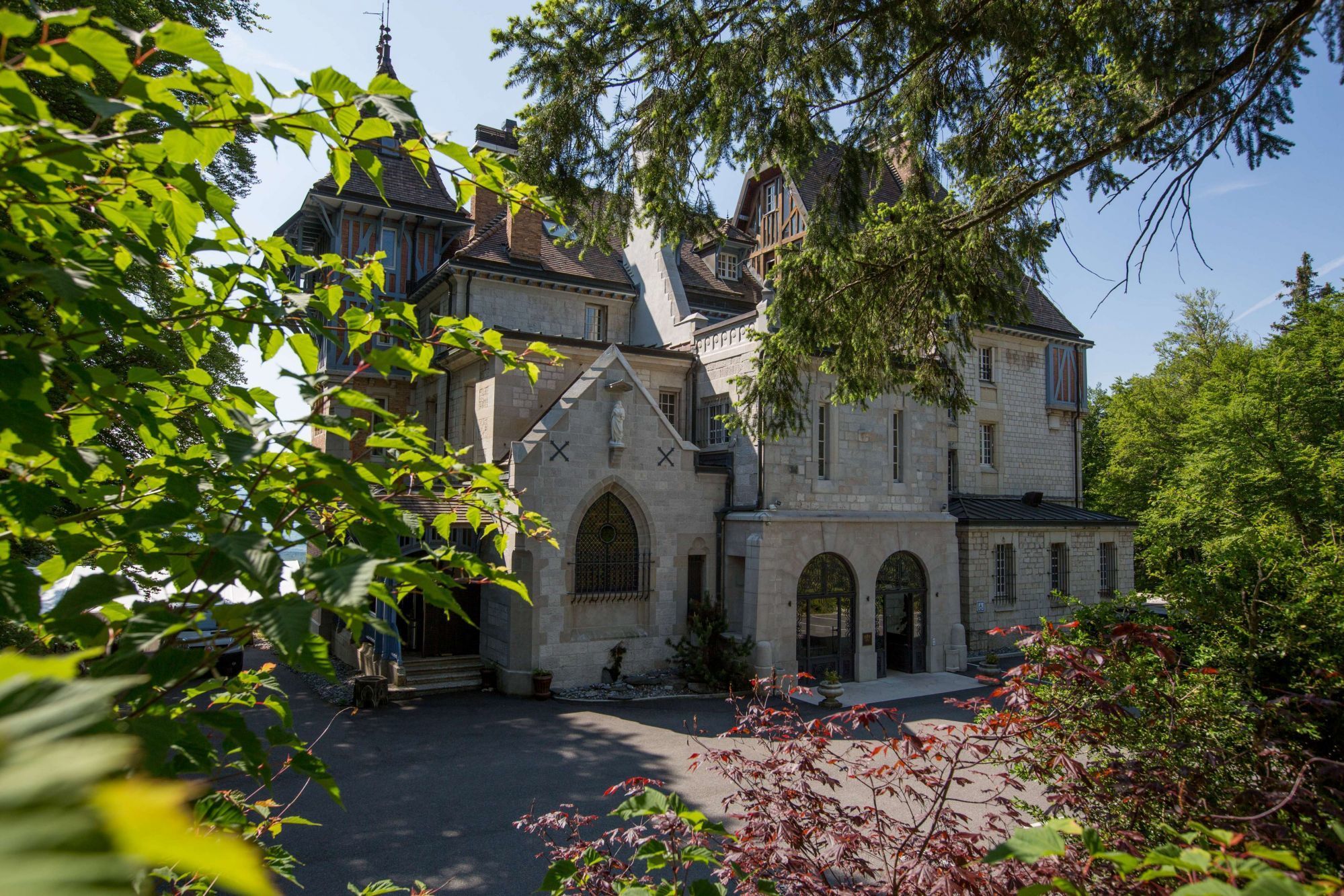 Château des Avenières - Exterior